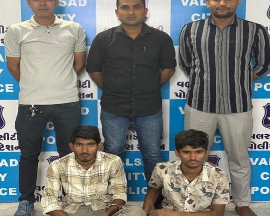 રેલ્વે-સ્ટેશન, બસ-સ્ટેશન જેવા વિસ્તારમા પડાવ નાખી, રાત્રી દરમ્યાન ઘર, દુકાનોમાં ચોરી કરતા 2 રીઢા ચોરને વલસાડ સીટી પોલીસ રાજસ્થાનથી પકડી લાવી