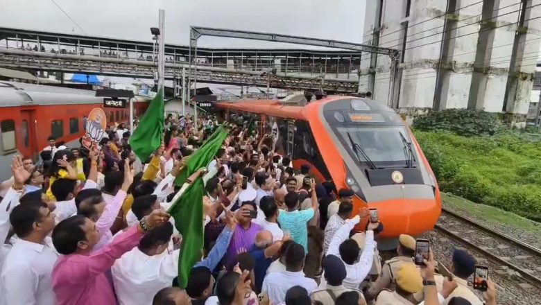 વલસાડમાં વંદે ભારત ટ્રેનનું સ્ટોપેજ શરૂ: સાંસદ ધવલભાઈ પટેલે લીલી ઝંડી બતાવી